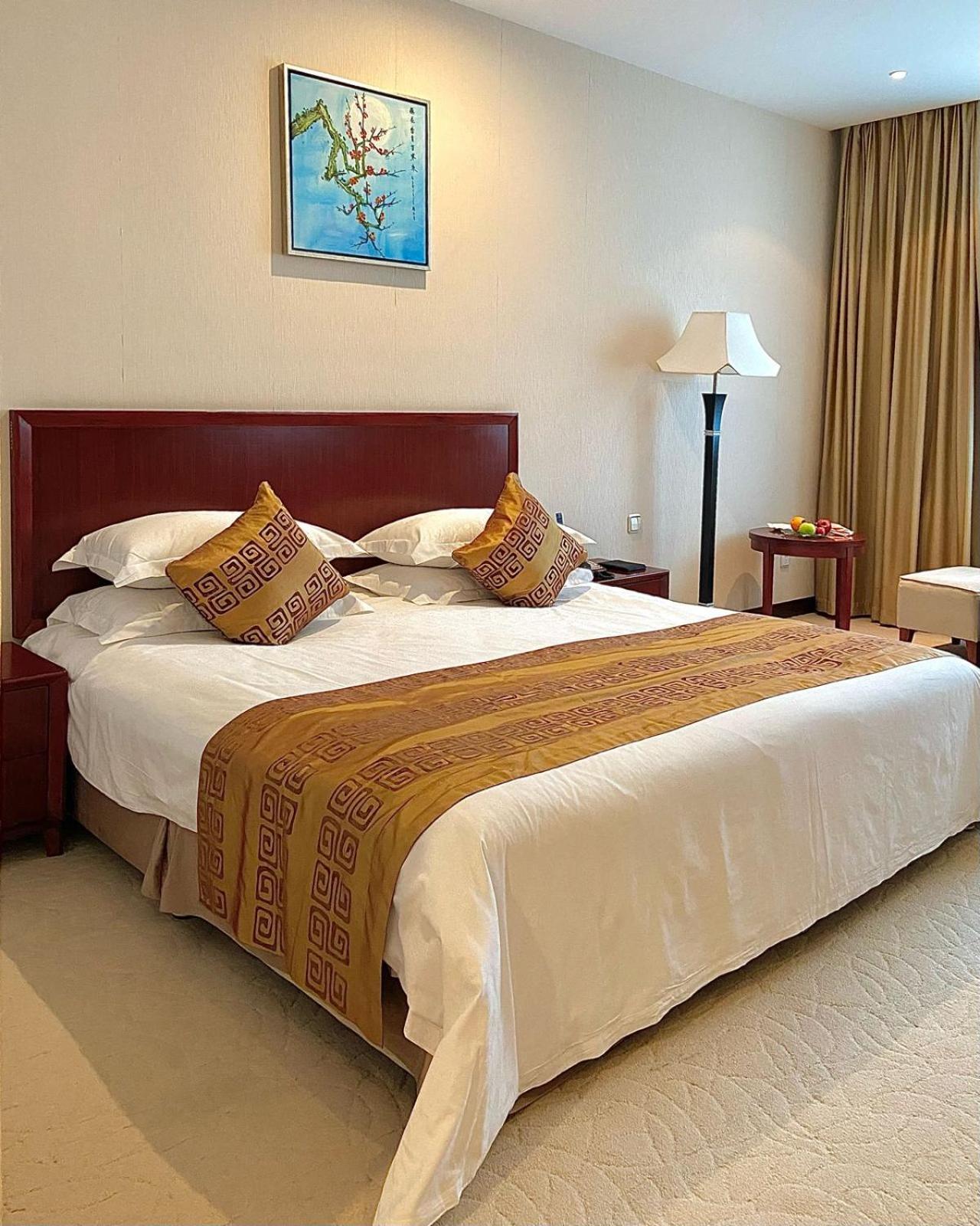 Beijing Palace Soluxe Hotel Astana Exterior foto A bed runner