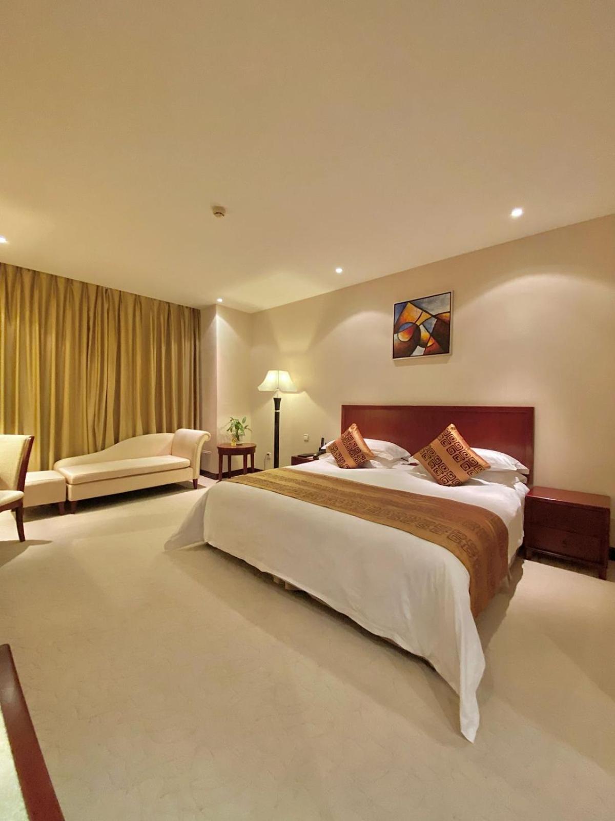 Beijing Palace Soluxe Hotel Astana Exterior foto A bedroom at the hotel