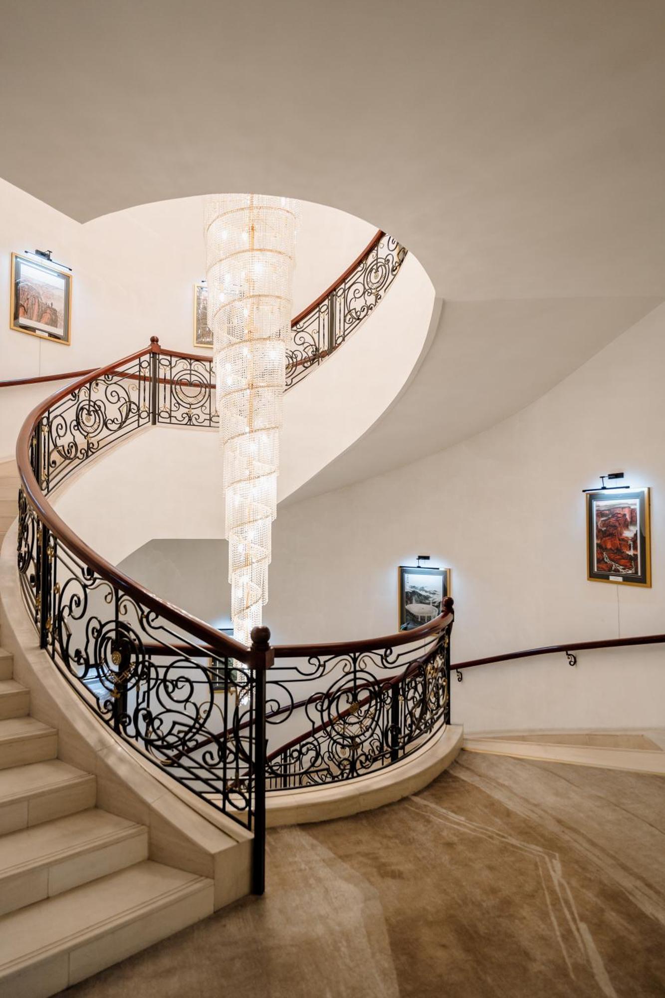 Beijing Palace Soluxe Hotel Astana Exterior foto Staircase